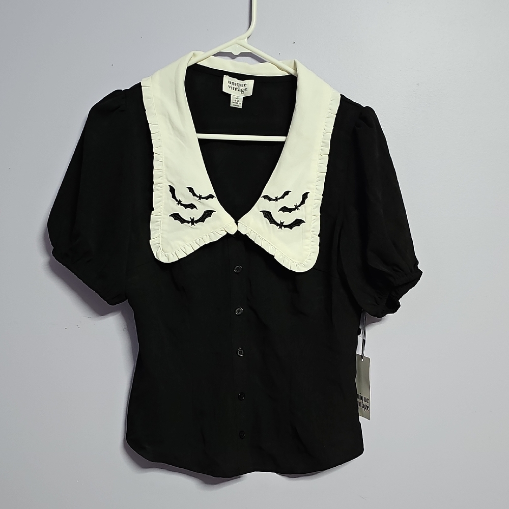 Unique Vintage Black and White Buttoned Peter Pan Collar Blouse